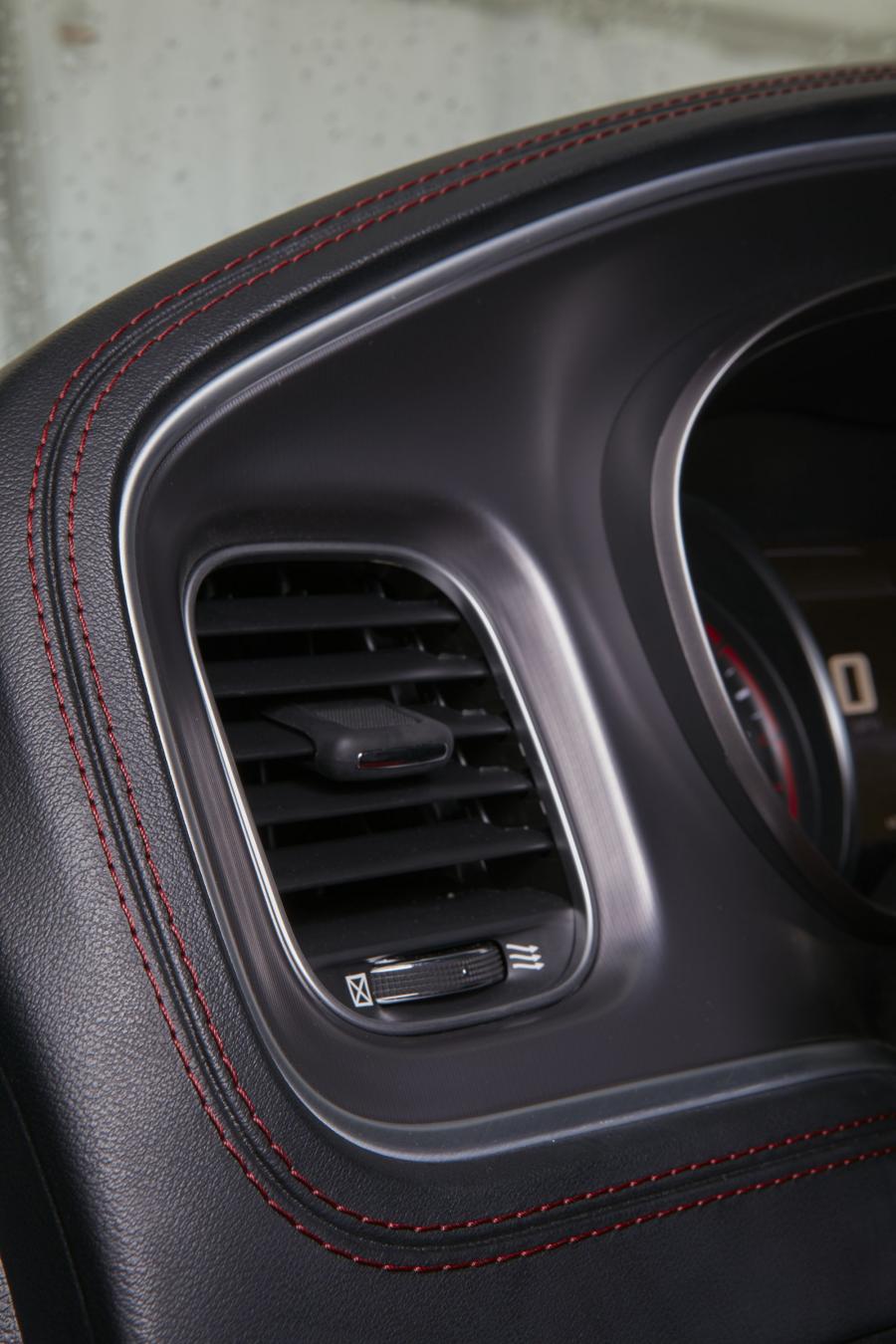 Детали интерьера Dodge Charger R/T Scat Pack (LD) 2018 года  (фото 5 из 6)
